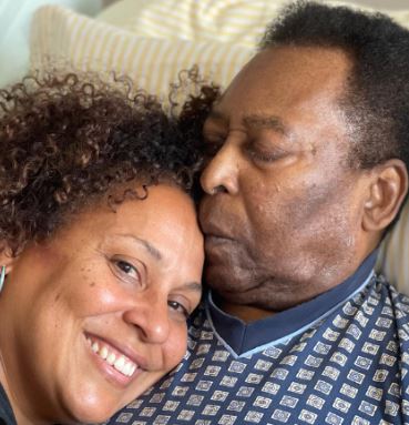 Kelly Cristina Nascimento with her beloved father Pele at the hospital in September 2021